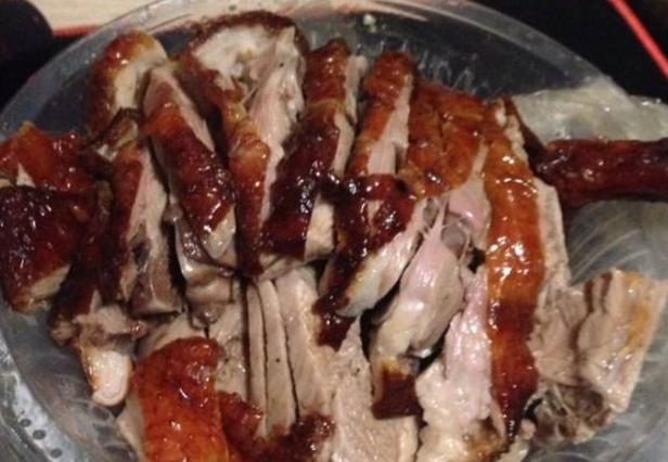 南京當(dāng)?shù)厝硕紩ツ睦锍宰钫诘男〕裕?></a></p>

<p>南京的小吃遠(yuǎn)遠(yuǎn)不止鹽水鴨和雞汁湯包，細(xì)細(xì)品味必然會發(fā)現(xiàn)很多驚喜</p>
<p>你可以到那些基本保持水準(zhǔn)的老字號：蓮湖、韓復(fù)興、劉長興、綠柳居、安樂園、馬祥興等老店一口氣吃遍南京特色的美味</p>
<p>你可以最快捷地直奔南京的夫子廟、湖南路獅子橋步行街、三牌樓大街，以游客的身份認(rèn)識南京城里的美食......</p>
<p>當(dāng)然，真正的美食往往都隱藏在城市的角落里</p>
<p>你可以踏著晨曦的微亮，尋訪一家居民區(qū)里的早餐店</p>
<p>也可以在華燈初上時，鉆進(jìn)一家巷弄里的小館子</p>
<p>如果有時間的話，不妨鉆進(jìn)南京曲折的小巷中，所謂大隱隱于市，很多地道的美食都藏匿于只有本地人才知道的小館中呢</p>
<p>那些價廉物美的小吃，它們幾十年如一日，是一座南京城里的溫度所在，而那些起早摸黑忙碌的店主，成就了金陵原汁原味的溫暖！</p>
<p>明瓦廊-曹都巷-豐富路</p>
<p>身在鬧市卻最接地氣的美食小巷</p>
<p>正宗的“吃貨”都獨(dú)獨(dú)偏愛小巷子，身在鬧市卻是南京最接地氣的美食小巷的明瓦廊不僅是平價美食的聚集地，還被周圍的上班族視為美食天堂。而往巷子深處走一不小心就進(jìn)入居民區(qū)，這里有的是只有當(dāng)?shù)厝瞬胖赖某粤藥资甑睦献痔柮朗?，無論是曹都巷還是隔壁的豐富路，花個十幾元都能吃得飽飽的......</p>
<p>動圖易記皮肚面  -  排擋式的南京老味道</p>
<p>大碗皮肚面可是地道的南京美食，皮肚要炸的很蓬松，許多外地人吃不慣油渣，但是油渣才是精華，整碗湯都會飄著油香味，八分熟的嗆面加上細(xì)薄的肉絲、鮮嫩的豬肝、豐潤的腰花，再搭配番茄、蔬菜、木耳、蘑菇，佐料里一定少不了辣油、花椒粉、芝麻粒，一大碗熱騰騰的皮肚面下肚，絕對夠味兒！</p>
<p>地址：明瓦廊101號</p>
<p>金宏興鴨子  -  永遠(yuǎn)排著隊(duì)的鴨子專門店 </p>
<p>南京人愛吃鴨是出了名的，不僅僅是鹽水鴨，就連鴨頭也能變廢為寶做成一道美味小吃，無論是紅燒還是醬泡或是鹽水，都是吊人口水的人間美味。而在明瓦廊這條小路上的金宏興鴨子店總是排著隊(duì)，傍晚去買會感覺到街上都是人們忙碌一天歸家的氣息，心里想著這么好吃的東西要是能跟家人一起分享就好了。剛出爐的烤鴨色澤紅亮，鴨油從皮脂滲出來那叫一個饞~焦脆的外皮，蘸點(diǎn)特制的甜面醬，脂肪融化全是鴨肉的香！</p>
<p>地址：明瓦廊5號105室(近三元巷)</p>
<p>營業(yè)時間：10：30 -- 19：00（售完為止）</p>
<p>洪澤湖小魚鍋貼  -  難擋食客排隊(duì)勢頭的小食</p>
<p>這家超級無敵小的店鋪，每天都門庭若市，排隊(duì)排到城墻拐彎兒。鍋貼不像我們平常吃的餃子狀，而是一整塊，面餅中撒上魚醬，做法就像是山東的煎餅。搭配店家秘制調(diào)好的醬汁，撒上香菜，趁熱吃又香又脆，打包的時候記得讓阿姨多放點(diǎn)醬哦。</p>
<p>地址：明瓦廊115號(大洋百貨對面巷子內(nèi))</p>
<p>羅家桂花湯圓  -  當(dāng)?shù)厝瞬殴忸櫟娜绱伺叫牡椎臏珗A</p>
<p>在寒冷的天氣里，喝一碗熱乎乎的湯圓暖到心里，況且這家湯圓簡直出乎意料的好吃，這里沒有游客，有的都是當(dāng)?shù)厝蓑T著自行車帶著飯盒來買。湯圓有紅豆沙和黑芝麻兩種口味，比一般吃的個頭都要大，軟糯順滑的皮加上濃濃的餡料，點(diǎn)睛之筆是濃稠香甜的酒釀紅棗桂花湯底！而且還可以打包冷凍的湯圓帶走。除了招牌的湯圓，赤豆元宵和肉粽恨不得也來一打~</p>
<p>地址： 曹都巷18號(近豐富路)</p>  </div>
  <div   id=