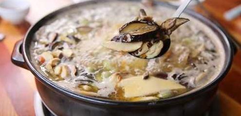 想去云南昆明游玩，可以推薦一些當(dāng)?shù)氐拿朗硢幔?></a></p>

<p>雞縱菌“雞縱油”和“油雞縱”其實(shí)說白了是同一樣?xùn)|西，就是把撕碎的雞縱菌，蒜頭和干辣椒放入滾燙的菜籽油，伴隨著嗞嗞聲響猛烈冒泡之后得到的產(chǎn)物。那樣的香氣啊，若是聞過一次便常駐心間了。</p>
<p><a href=